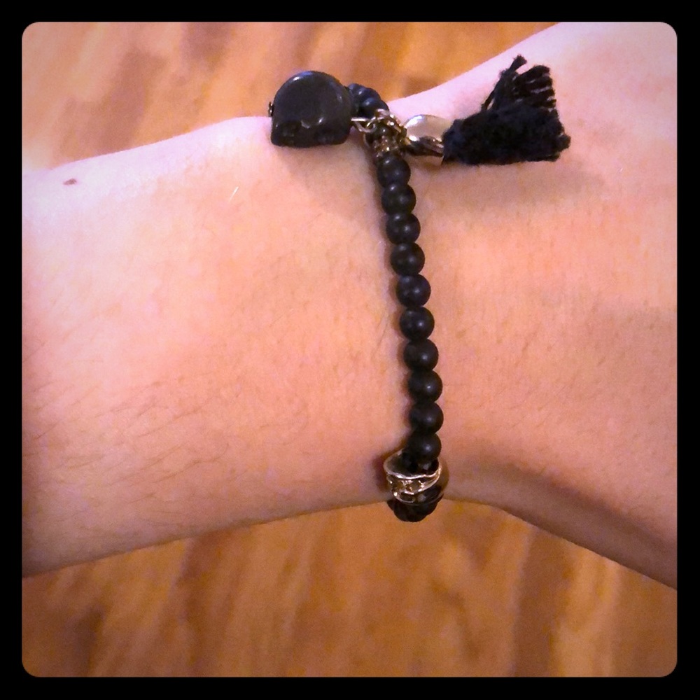 Black beaded bracelet with skulls